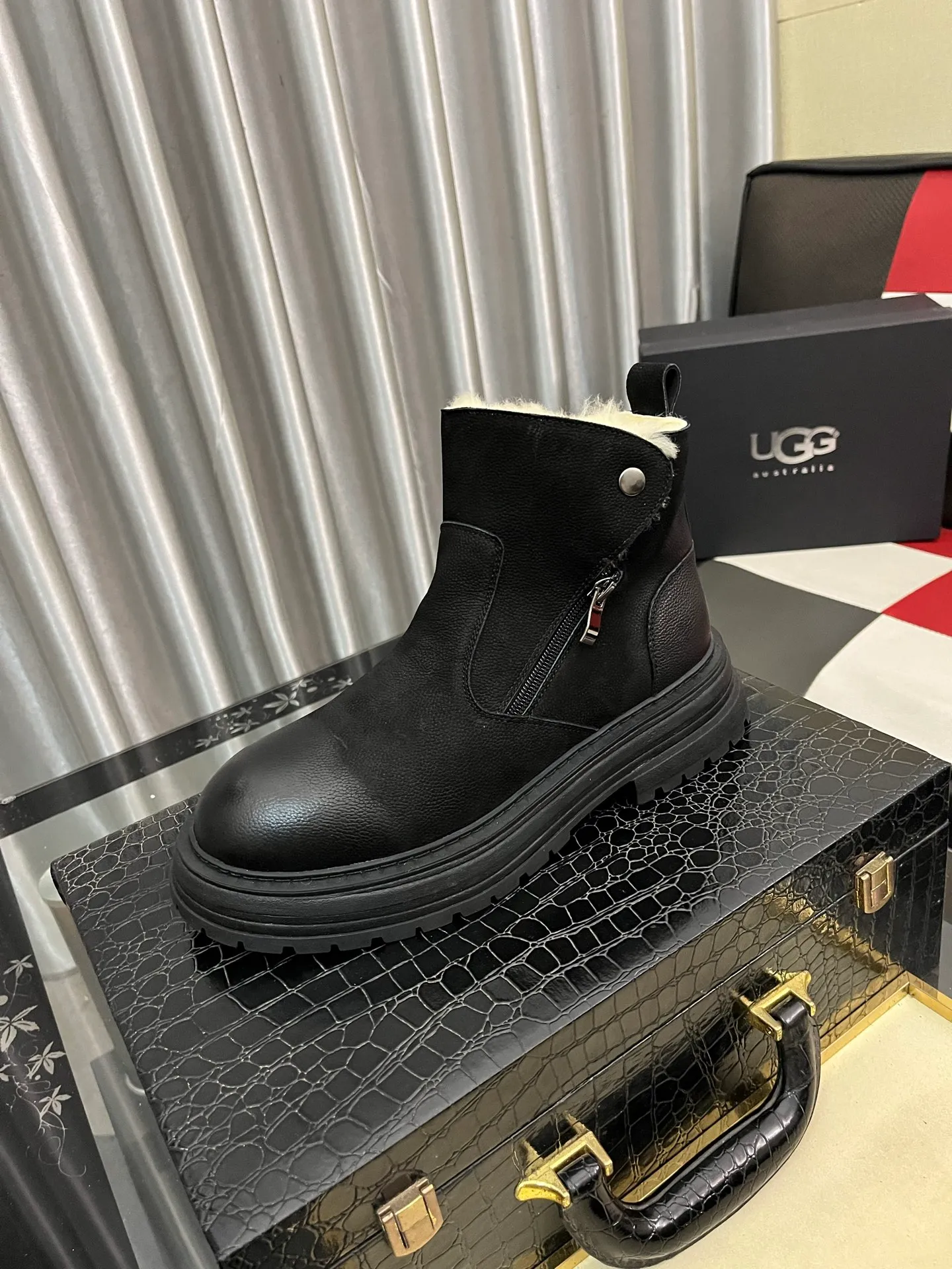 Ex-factory price: 680⌚️⌚️Thick wool imported from Australia Brand: UGG genuine purchasing agent Size: 39-44 (45 customized) Grade: Official website 1:1 Material: First layer of genuine leather waterproof and antifreeze upper Real wool lining Original non-slip and wear-resistant outsole Style category: Men's casual shoes Trendy style Comfortable on the feet Color: Official website color synchronization